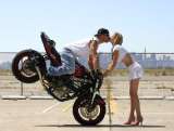 Th pareja besandose con moto 01